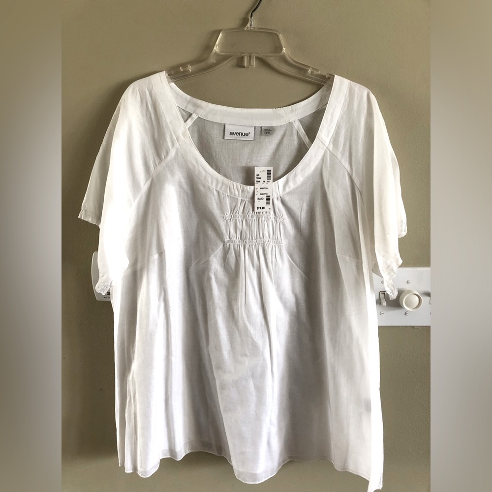 NWT Avenue white cotton short sleeve top. Size 18/20. Scoop neck with detail